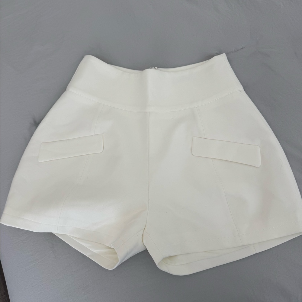 ODD MUSE, NEW WITHOUT TAGS, White Shorts, size small